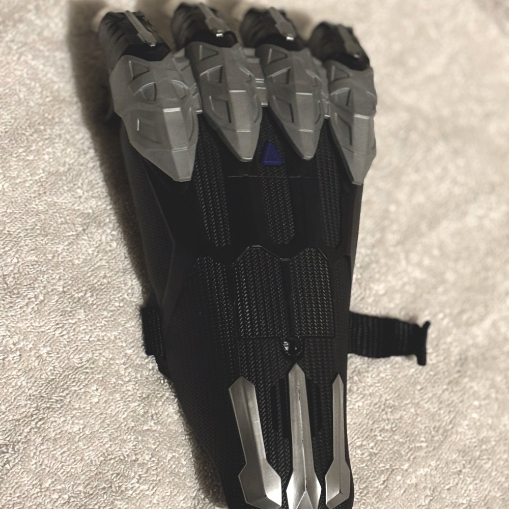 Marvel Black Panther Claw Toy (light up/sound)!!